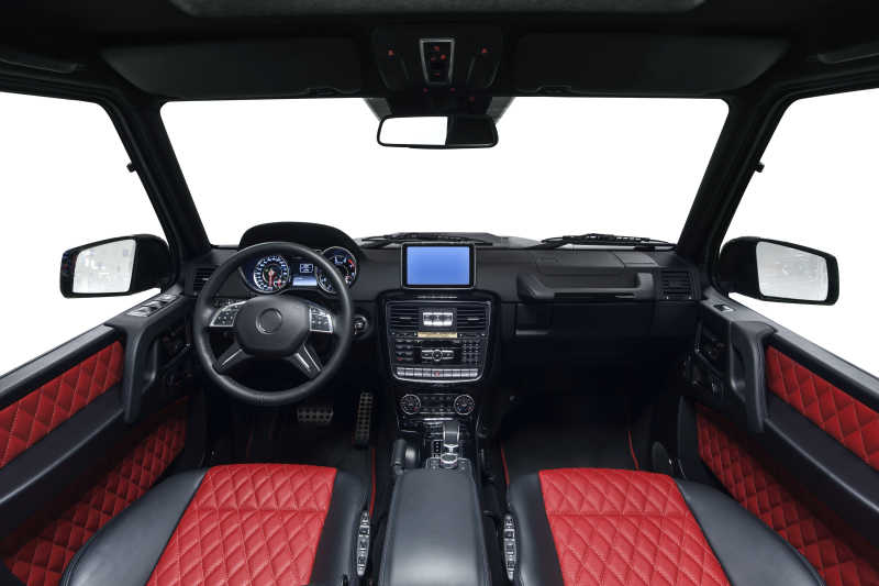 豪华轿车红色座位与黑色驾驶舱