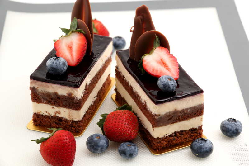 草莓蓝莓味巧克力蛋糕