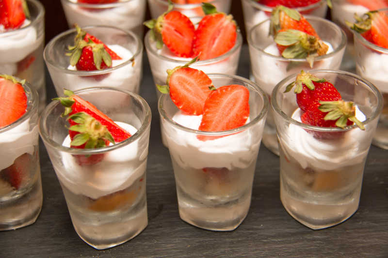 美味迷你草莓在玻璃甜点站
