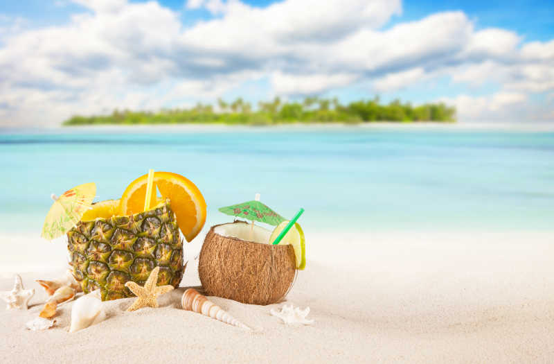 夏季桑迪热带海滩与饮料