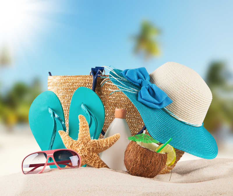夏日海滩的帽子凉鞋和贝壳