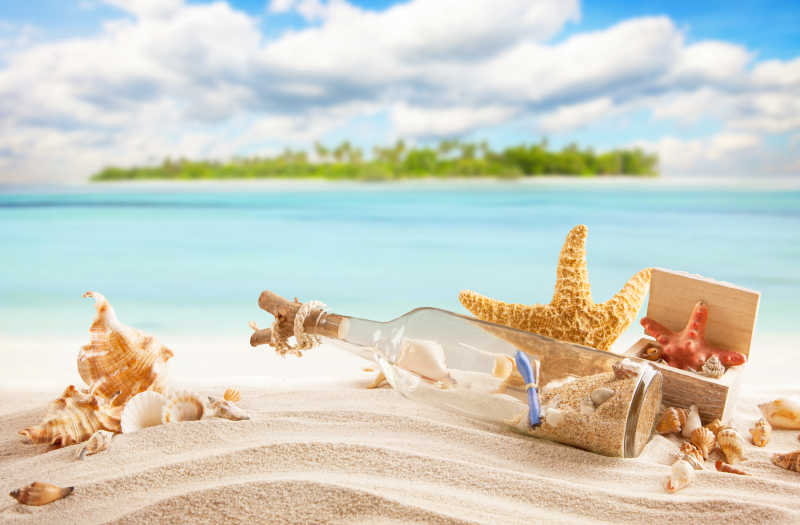 桑迪岛上的热带海滩与贝壳