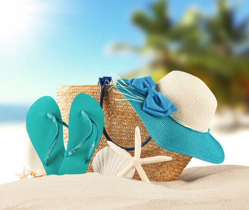 夏日海滩的帽子包包凉鞋和贝壳