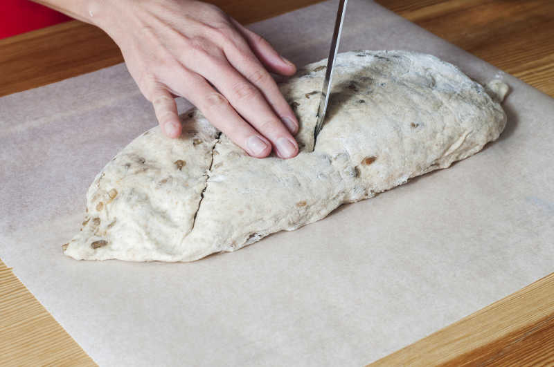 用刀切面团制作面包