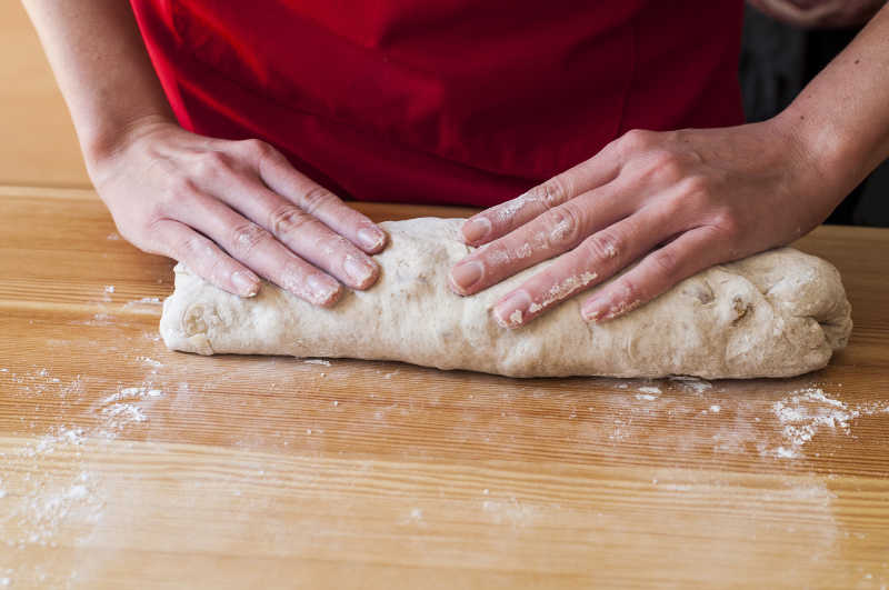 手揉面团制作面包