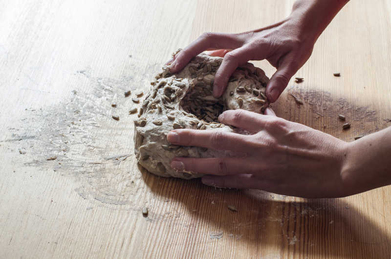 女人手揉面团制作面包