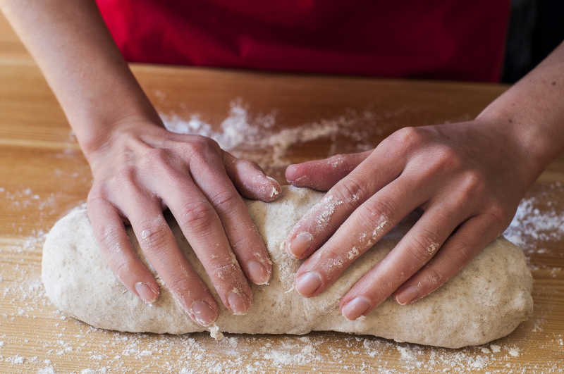 用手揉捏面团制作面包