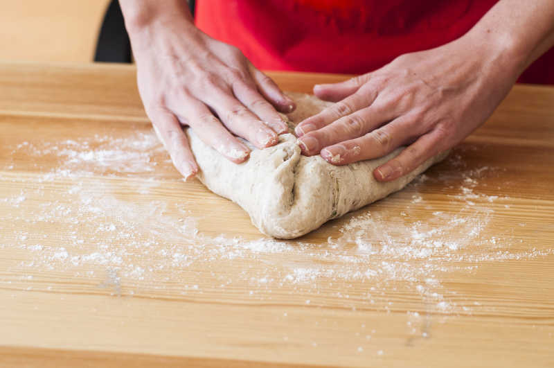 在木板上捏面团制作面包