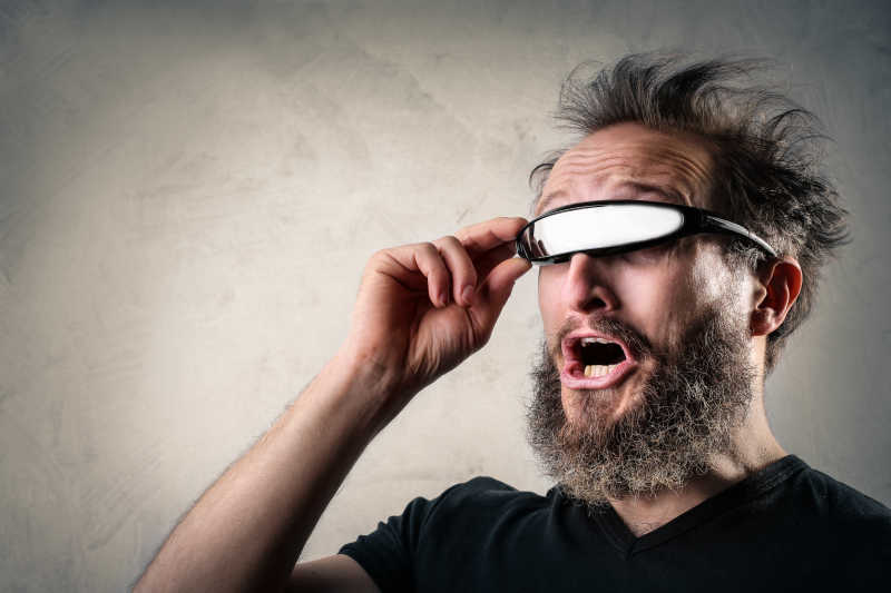 男子带着VR眼镜露出惊讶的表情