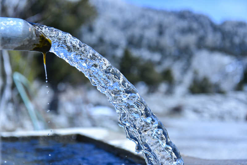 水管往外流水