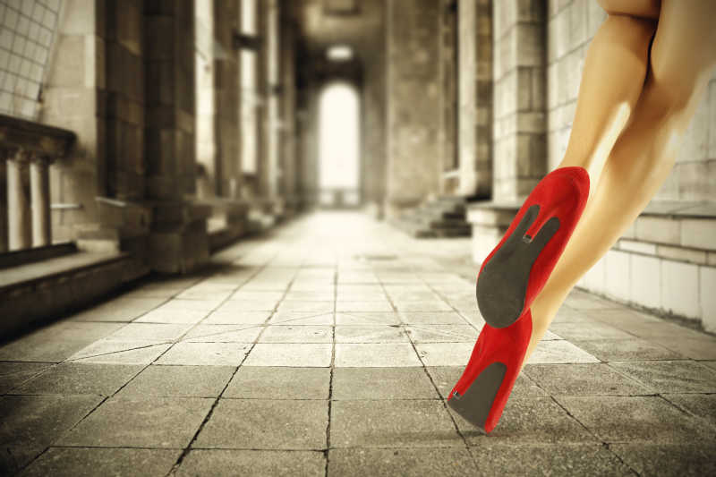 长廊上穿着红色高跟鞋的美腿