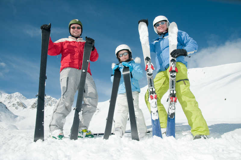 滑雪运动家庭肖像