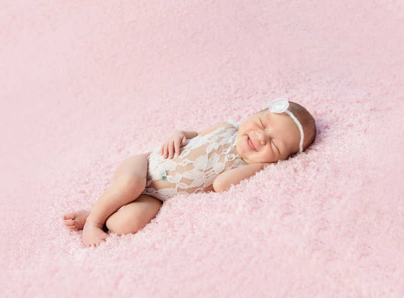 粉色毛毯上的可爱的初生婴儿