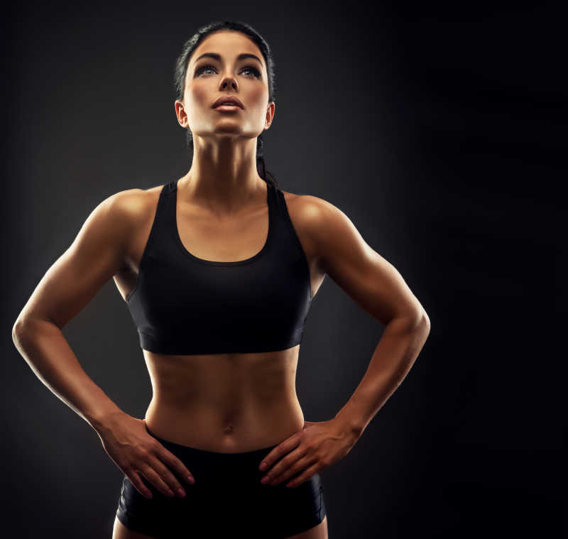 健身运动女性展示她训练有素的身体