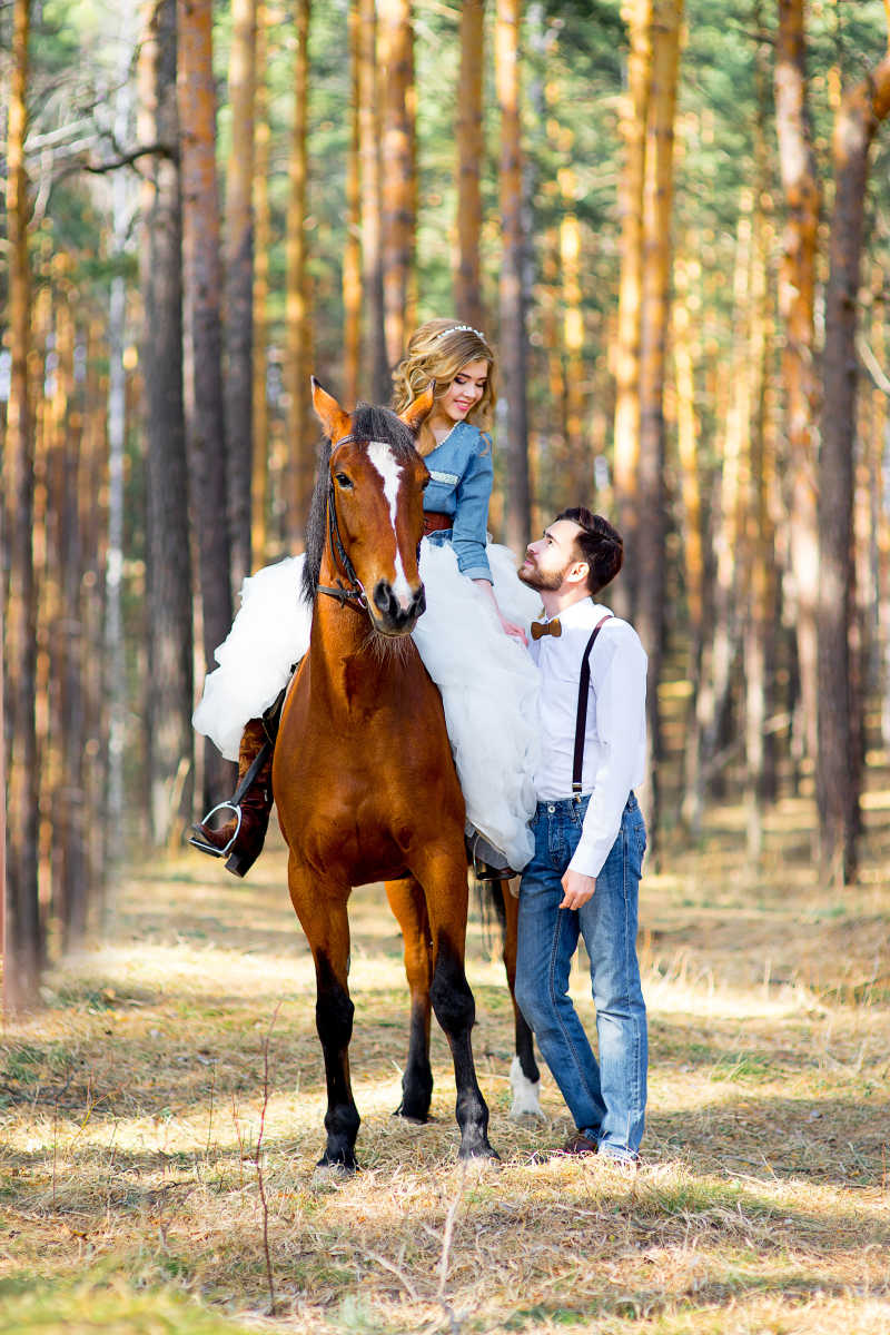 新郎和骑在马背上的新娘在温情的对视