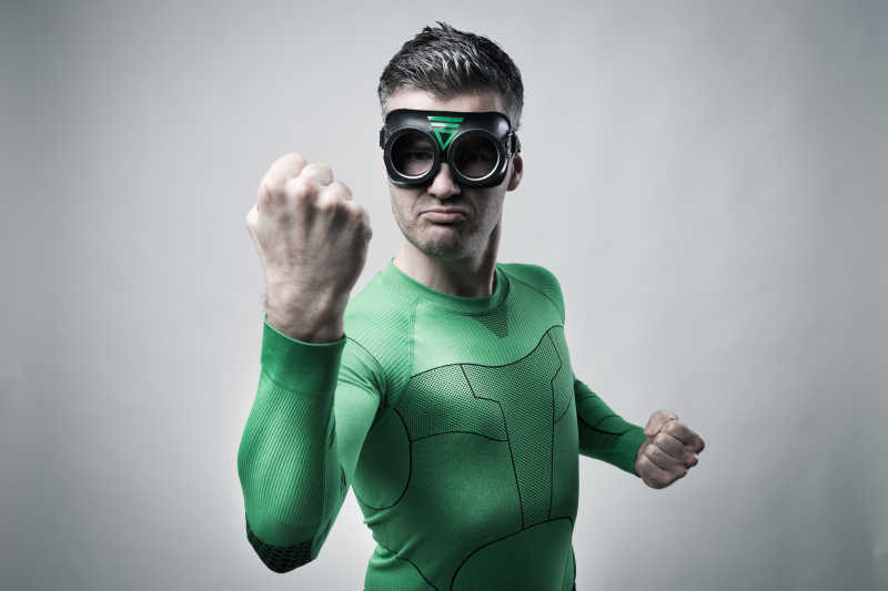 穿着绿色超人英雄服装的超人英雄