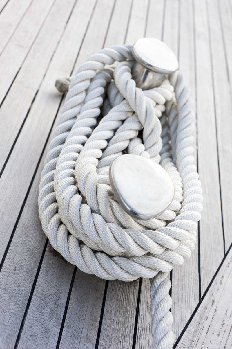 木板上的白色绳子