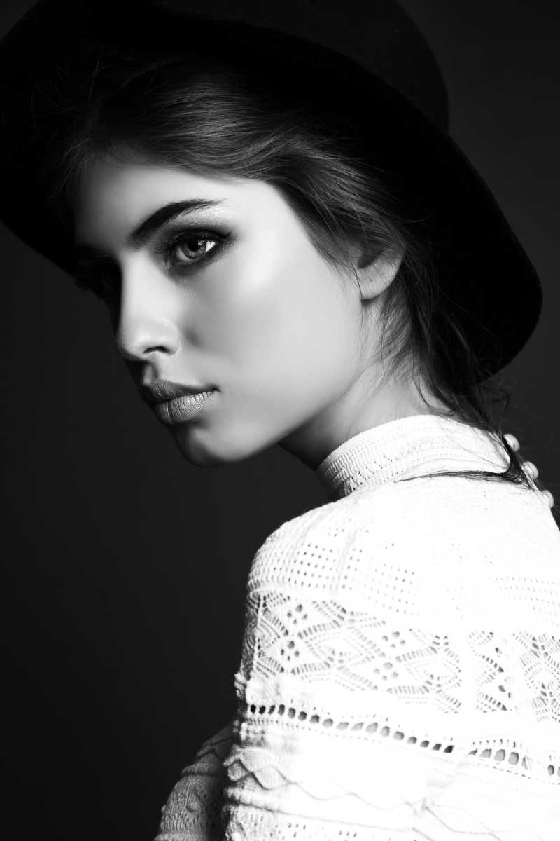 黑白美女回头图片