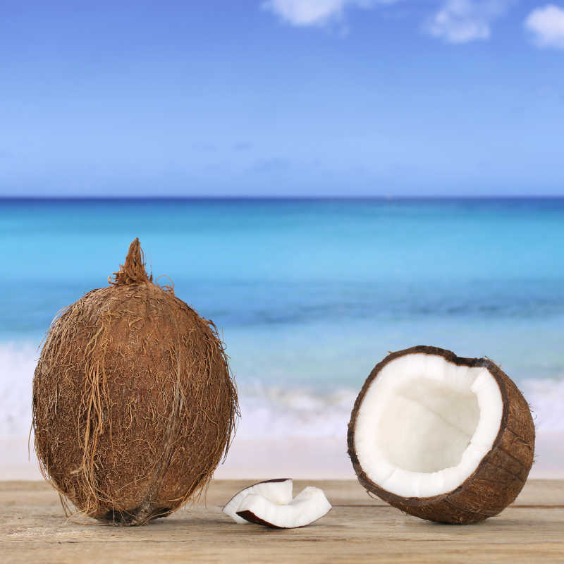海滩上新鲜的椰子