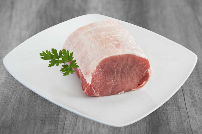 一块放在盘子上的猪肉