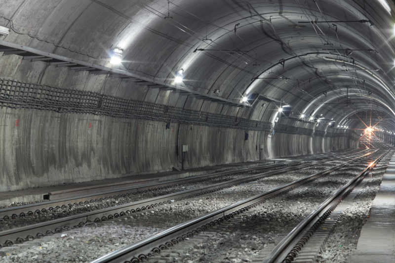 空荡的地铁隧道
