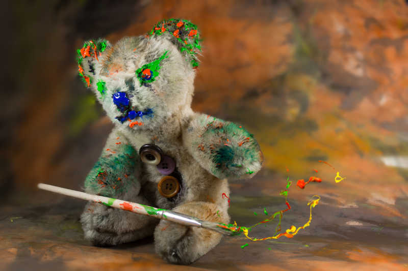 沾满颜料油漆的玩具熊