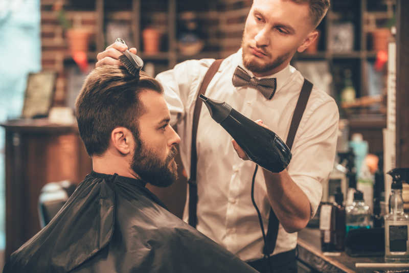 理发师在为男子打理发型
