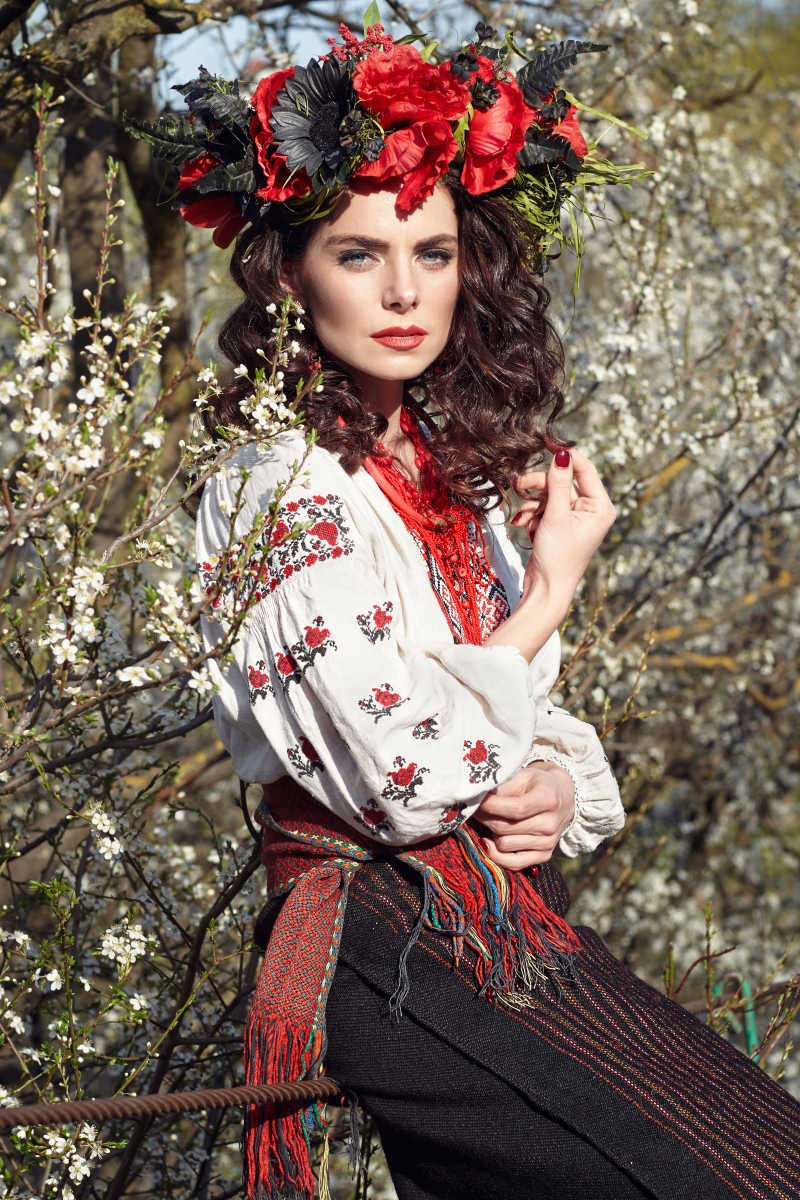 在户外穿着民族服装的乌克兰美女