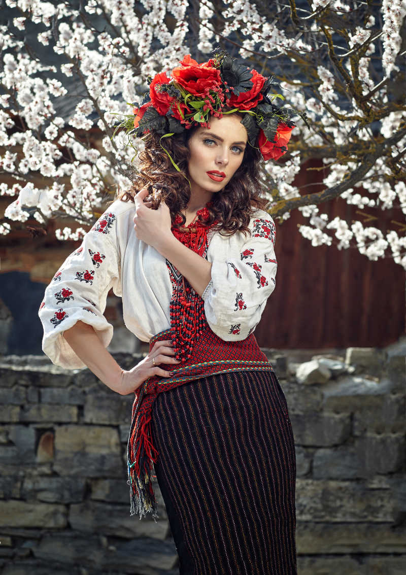 花园里的美丽乌克兰美女