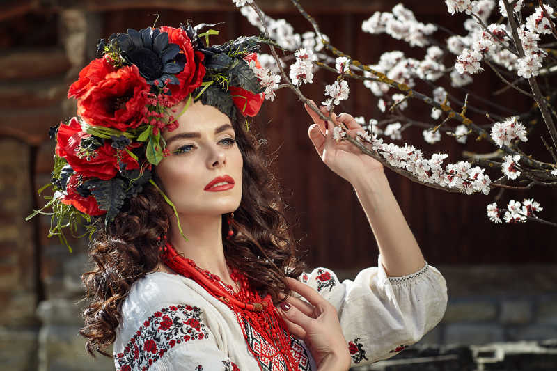 树下穿着民族服装的乌克兰美女