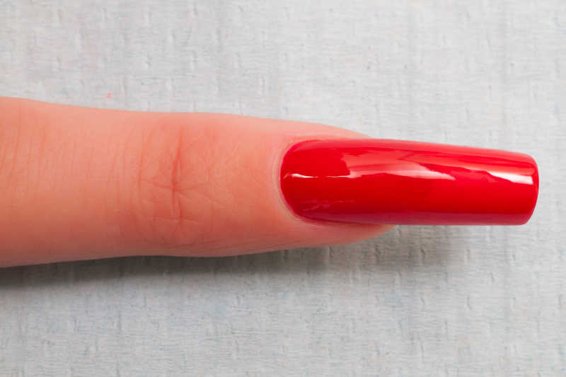 一根涂着红色指甲油的手指