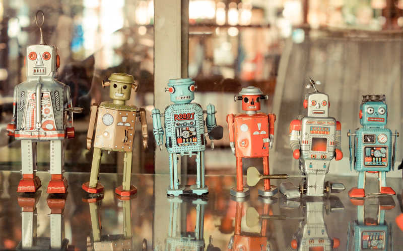 桌子上一排复古的机器人玩具