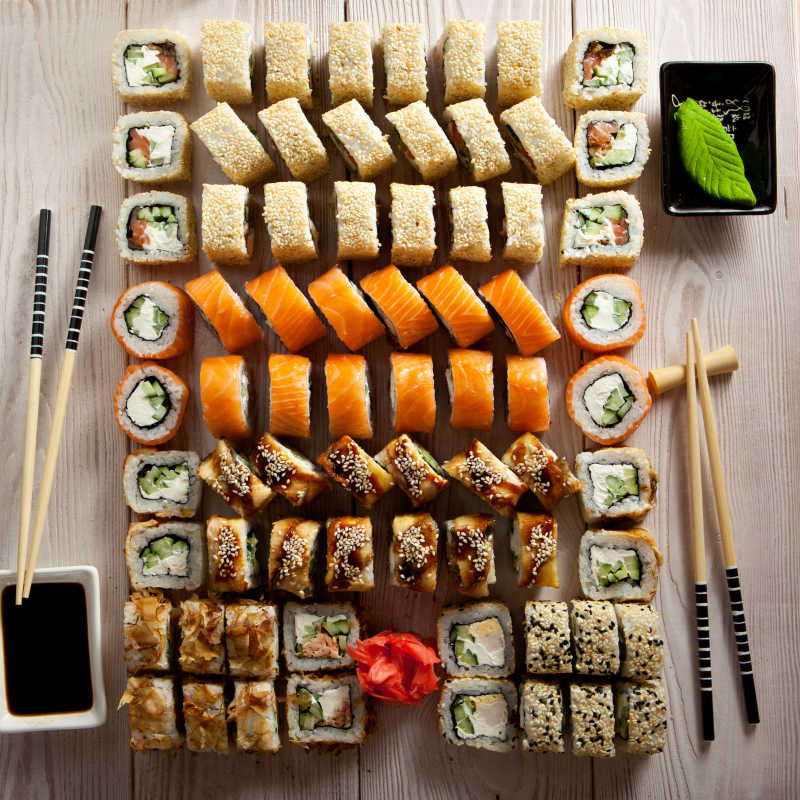 餐桌上的寿司组合与蘸料
