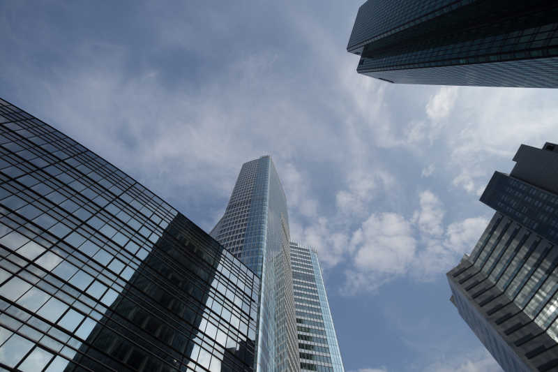 仰拍现代大楼的玻璃幕墙和天空