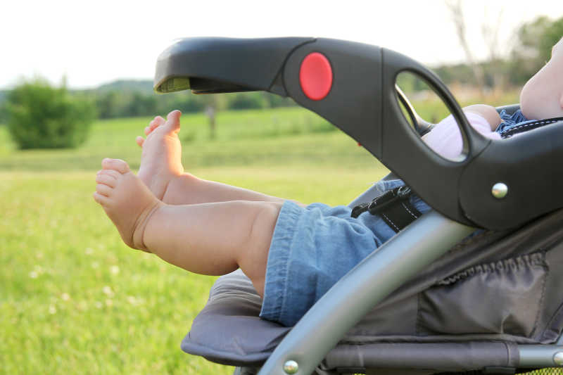 婴儿胖乎乎腿伸出婴儿车外