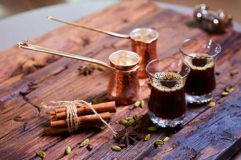 两杯咖啡与土耳其传统美食