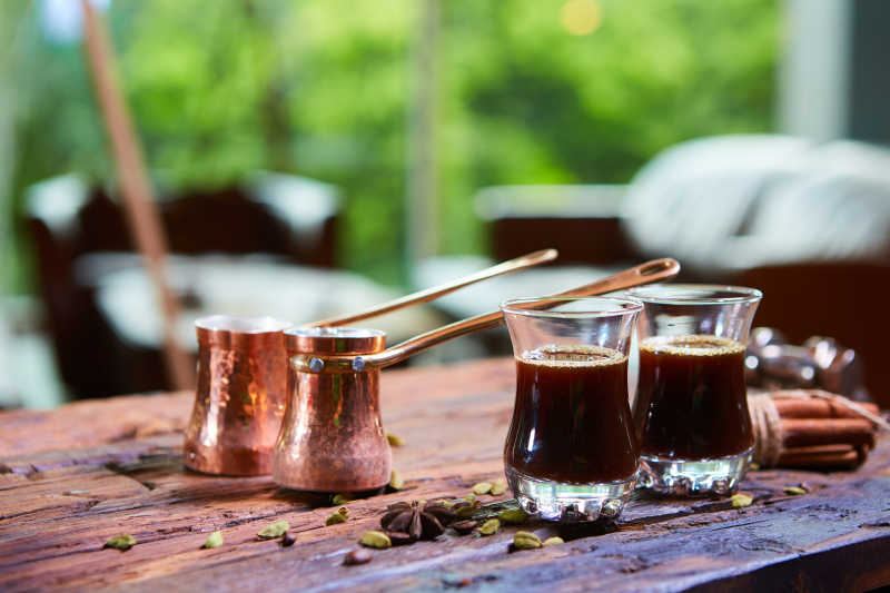 土耳其咖啡与金属咖啡壶