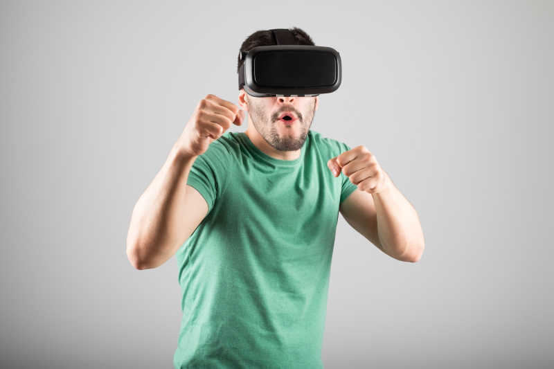带着3D虚拟眼镜的男人双手握拳