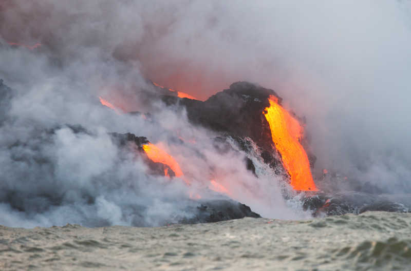 火山爆发流出的岩浆和烟雾