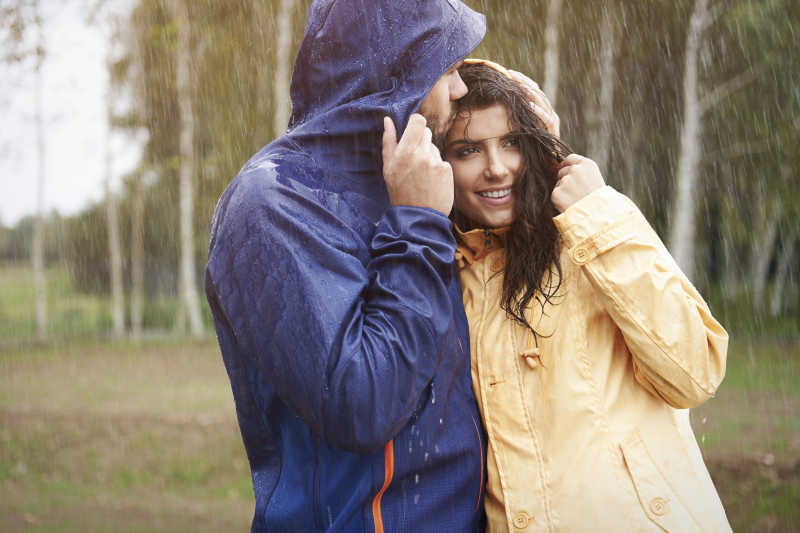 情妇夫妇在淋雨