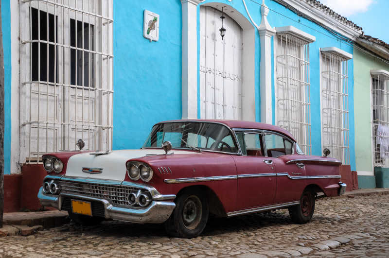 古巴街上的旧汽车