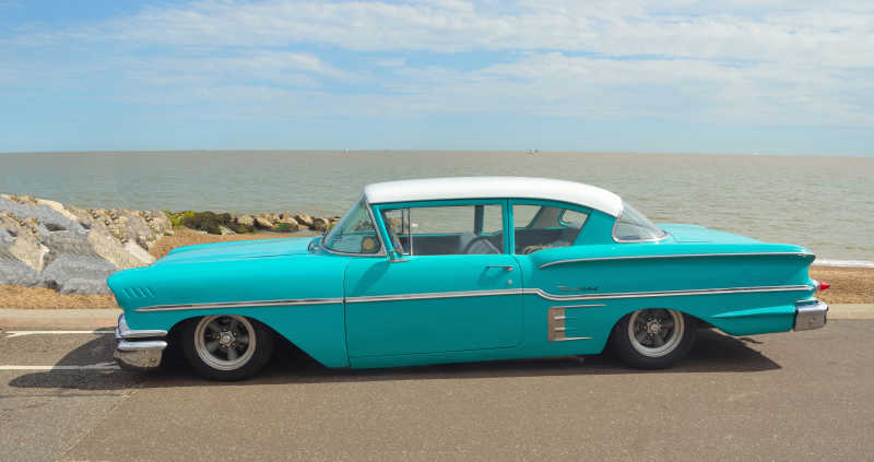 经典的淡蓝色的雪佛兰汽车在费利克斯托海滨展示组