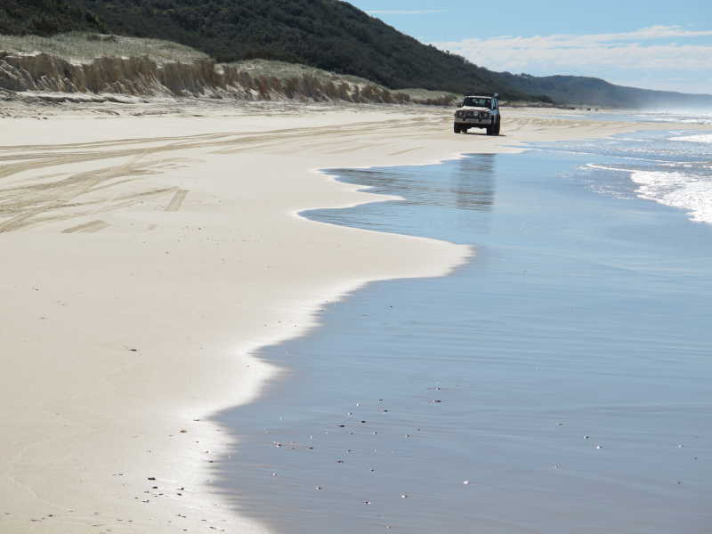 昆士兰澳大利亚弗雷泽沙岛海滩行驶的汽车