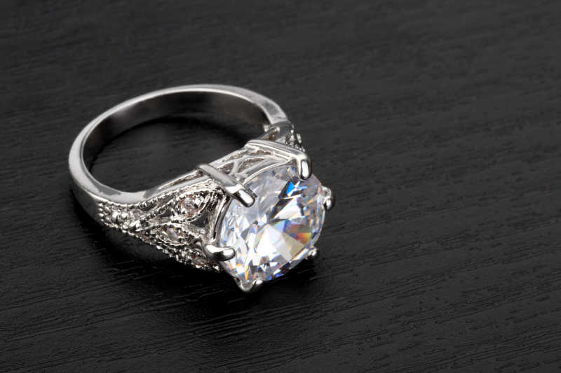 漂亮的钻石戒指