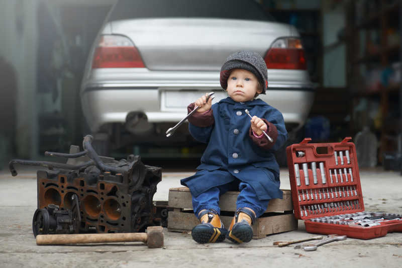 修理汽车的小孩