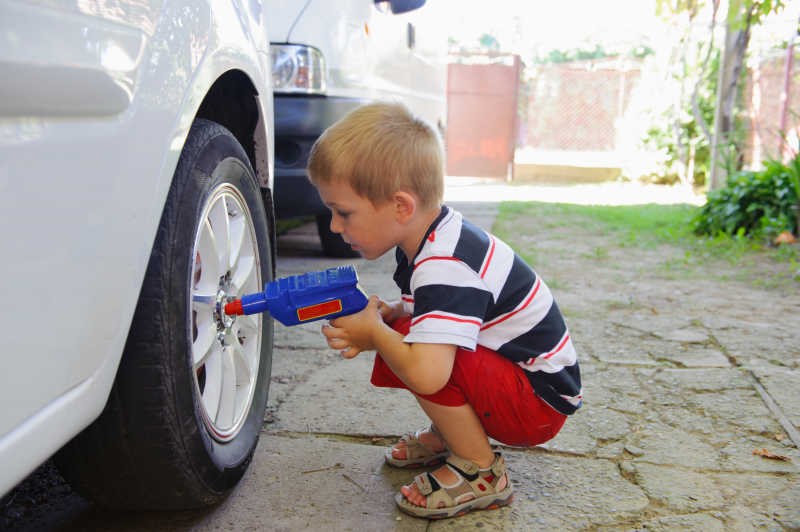 小男孩正在修理汽车