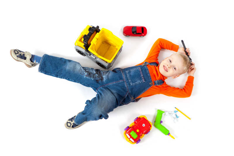 小男孩修理他的玩具车