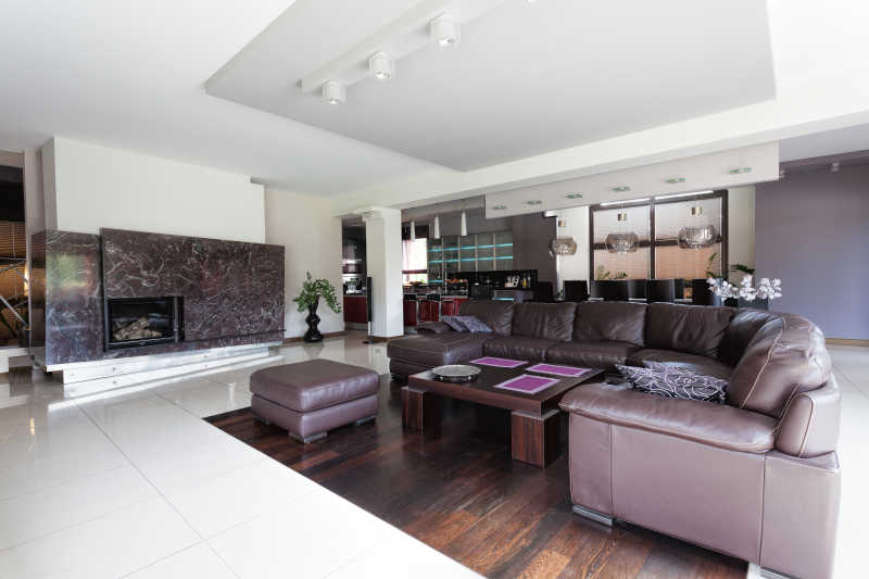 宽敞的现代客厅和巨大的沙发
