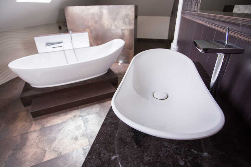 豪华浴室设计的洗脸盆和浴缸