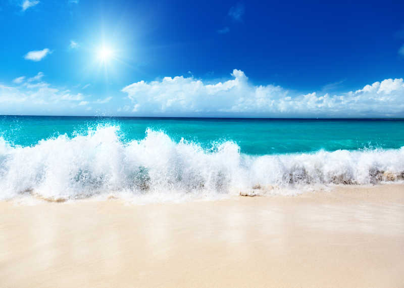 蓝天下美丽的大海和沙滩